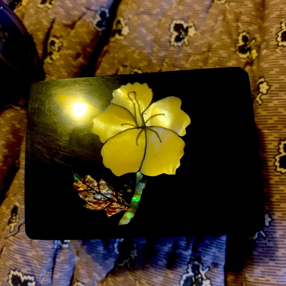 Mother of pearls inlay laqured wooden box collectibles